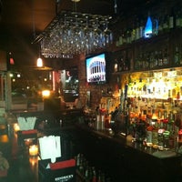 Foto tomada en Two Shotz Bar &amp;amp; Lounge  por Chris R. el 7/21/2012
