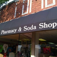 รูปภาพถ่ายที่ Jennifer&amp;#39; Pharmacy And Soda Shoppe โดย Harry Z. เมื่อ 9/10/2011