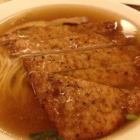 Photo taken at 鼎泰豐 Din Tai Fung by paohui H. on 5/18/2012