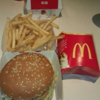 รูปภาพถ่ายที่ McDonald&amp;#39;s โดย Andrea B. เมื่อ 1/13/2012