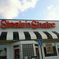 Photo taken at Steak &amp;#39;n Shake by martha v. on 9/19/2011