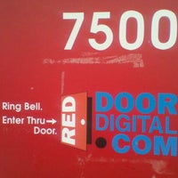 รูปภาพถ่ายที่ Red Door Digital โดย Stephen B. เมื่อ 5/16/2011