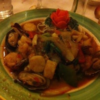 Foto diambil di Reka&amp;#39;s Thai Restaurant oleh Paola T. pada 6/6/2012