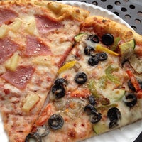 Foto tomada en Ray&amp;#39;s Pizza  por Alix el 6/15/2012