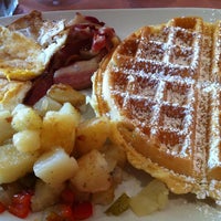 รูปภาพถ่ายที่ Krave Cafe &amp;amp; Grill โดย Sun เมื่อ 7/8/2012