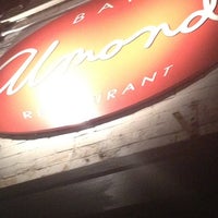 Das Foto wurde bei Almond Restaurant von Ronnie G. am 5/19/2012 aufgenommen