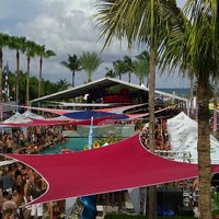 รูปภาพถ่ายที่ The Pool Parties at The Surfcomber โดย @MisterHirsch เมื่อ 7/4/2011