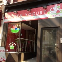 Foto scattata a Old City Frozen Yogurt da DeeJay Y. il 5/27/2012