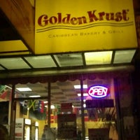 Foto tomada en Golden Krust Caribbean Restaurant  por Bianca G. el 9/25/2011