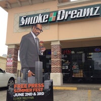 Foto tirada no(a) Smoke Dreamz por Jason D. em 4/4/2012