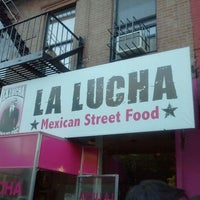 รูปภาพถ่ายที่ La Lucha - Tacos &amp;amp; Boutique โดย Norman P. เมื่อ 10/22/2011