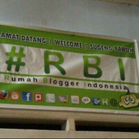 Photo taken at Rumah Blogger Indonesia by Irayani Q. on 12/10/2011