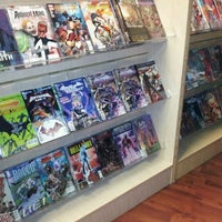 Foto tomada en Dragon&amp;#39;s Lair Comics &amp;amp; Fantasy  por BluzillaOne el 1/28/2012