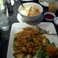 Foto tirada no(a) Narai Thai &amp;amp; Sushi por Shannon S. em 8/31/2011