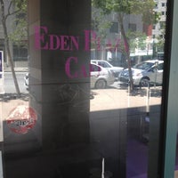 Foto tomada en Eden Plaza Cafe  por Tedd F. el 7/10/2012