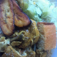 Das Foto wurde bei Nattys Jamaican &amp;amp; Soul Food von Cadillac D am 2/6/2012 aufgenommen