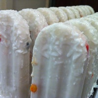 รูปภาพถ่ายที่ Aloha Pops Ice Cream Tricycle โดย Kathy S. เมื่อ 4/13/2012