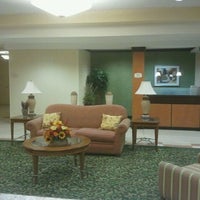 Das Foto wurde bei Fairfield Inn &amp;amp; Suites by Marriott Winchester von Travis W. am 11/4/2011 aufgenommen