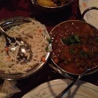 Das Foto wurde bei Moghul Fine Indian Cuisine von DiViNCi o. am 8/13/2012 aufgenommen