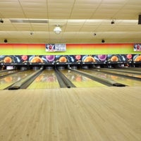 Foto diambil di West Lanes Bowling Center oleh Bruno C. pada 1/14/2012