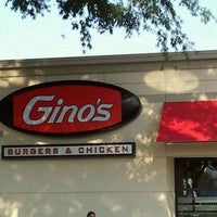Photo prise au Gino&#39;s Burgers &amp; Chicken par ᴡ B. le8/17/2011