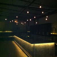 2/18/2012 tarihinde UMBRA Bar &amp;amp; Loungeziyaretçi tarafından UMBRA Bar &amp;amp; Lounge'de çekilen fotoğraf