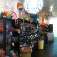 Das Foto wurde bei Huey&#39;s Chueys Candy &amp; Ice Cream Boutique von ileana am 3/27/2012 aufgenommen