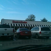 Photo taken at Steak &amp;#39;n Shake by Joe T. on 9/28/2011