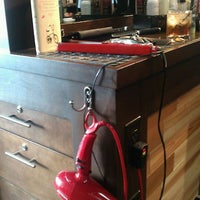 Foto scattata a The Junction Salon &amp;amp; Bar da nico il 6/1/2012