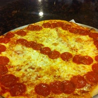 Снимок сделан в Liberatos Pizza пользователем Telly L. 9/21/2011