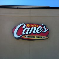 รูปภาพถ่ายที่ Raising Cane&amp;#39;s Chicken Fingers โดย Shortney B. เมื่อ 4/23/2012