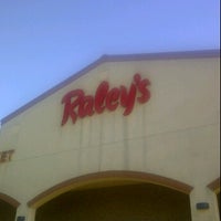 รูปภาพถ่ายที่ Raley&#39;s โดย Jason K. เมื่อ 5/8/2012