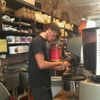 Foto tirada no(a) Gallery Row Coffee por Terri D. em 4/7/2012