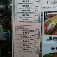 Photo taken at Li Wei Vegetarian 笠维素食 by Miico on 4/10/2012