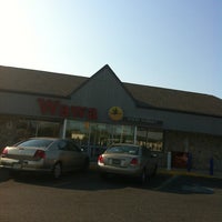 Photo taken at Wawa by PapiCaine M. on 8/31/2012