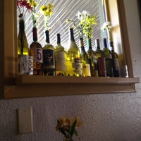 Foto scattata a Tom&amp;#39;s Folk Cafe da Norma 👯👯👯 il 2/24/2012