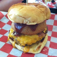 8/30/2012 tarihinde Ari D.ziyaretçi tarafından Knucklehead Burgers'de çekilen fotoğraf