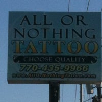 Foto tirada no(a) All or Nothing Tattoo por Jenna R. em 3/14/2012