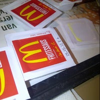 รูปภาพถ่ายที่ McDonald&#39;s โดย Remi R. เมื่อ 4/9/2012