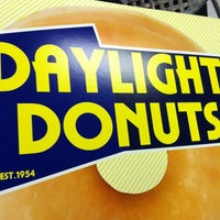 4/21/2012에 Jerry E.님이 Daylight Donuts에서 찍은 사진