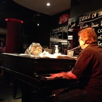 Foto tomada en Jolly&amp;#39;s American Beer Bar and Dueling Pianos  por B.J. E. el 6/17/2012