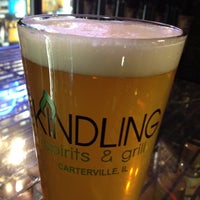 รูปภาพถ่ายที่ Kindling Spirits &amp;amp; Grill โดย Shawn C. เมื่อ 6/27/2012