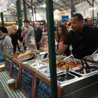 Foto tomada en St George&amp;#39;s Market  por Chris C. el 8/25/2012