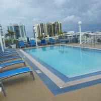 รูปภาพถ่ายที่ Courtyard by Marriott Miami Beach South Beach โดย Mike P. เมื่อ 8/10/2012