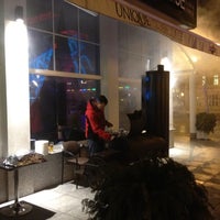 2/21/2012 tarihinde Krzysztof J.ziyaretçi tarafından UNIQUE Club &amp;amp; Lounge'de çekilen fotoğraf