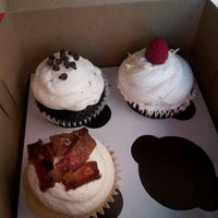 รูปภาพถ่ายที่ Patty&amp;#39;s Cakes and Desserts โดย Deez N. เมื่อ 3/6/2012