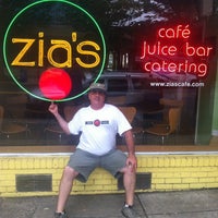 รูปภาพถ่ายที่ Zia&amp;#39;s Cafe โดย joezuc เมื่อ 7/8/2012