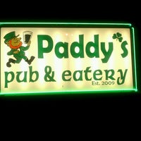 Foto tomada en Paddy&amp;#39;s Pub &amp;amp; Eatery  por Jason R. el 12/31/2011