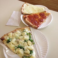 Foto tomada en John&amp;#39;s Pizza  por Krista L. el 3/2/2012