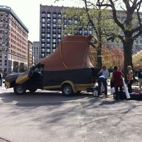 Foto scattata a L.L.Bean Bootmobile da Lou O. il 4/14/2012